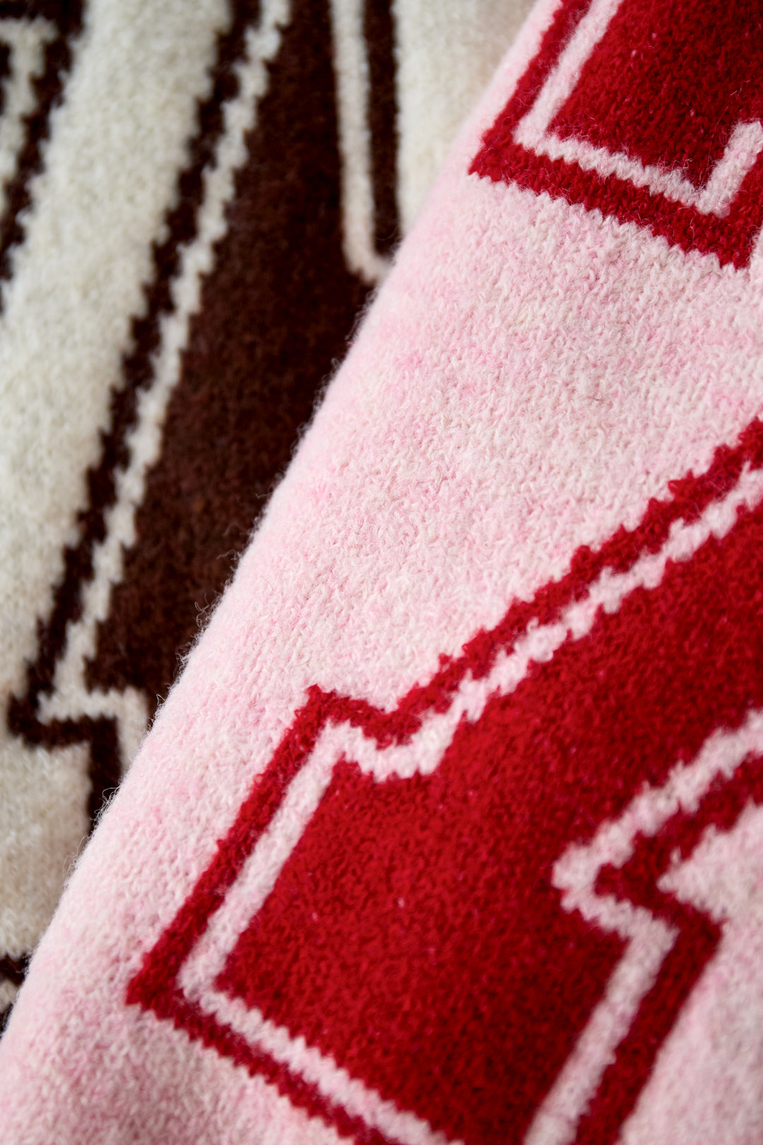 Gestrickte Polyesterfaser Damen V-Ausschnitt Pullover Sportlich Kontraststreifen