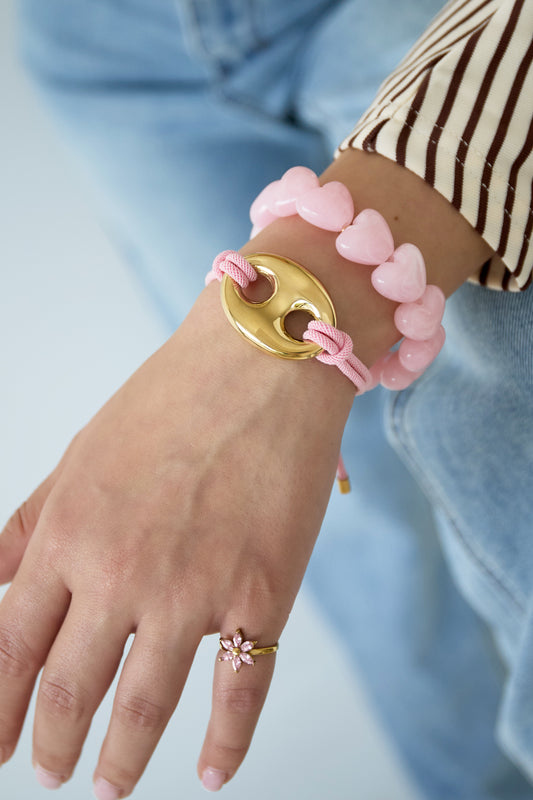 Satinarmband mit Knopfdetail