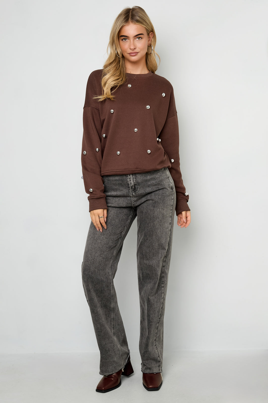 Der Nietenpullover