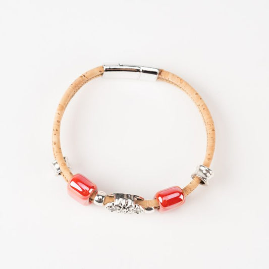 Doppelreihiges Armband mit silberner Blume, zwei roten Keramiken und silbernen Perlen