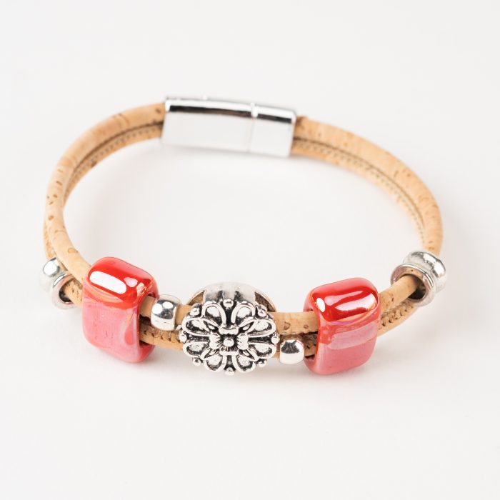 Doppelreihiges Armband mit silberner Blume, zwei roten Keramiken und silbernen Perlen