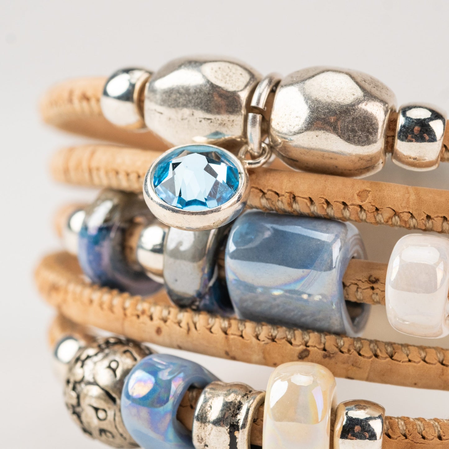 NATURKORKARMBAND MIT 5 WINDUNGEN UND BLAUER KERAMIK.