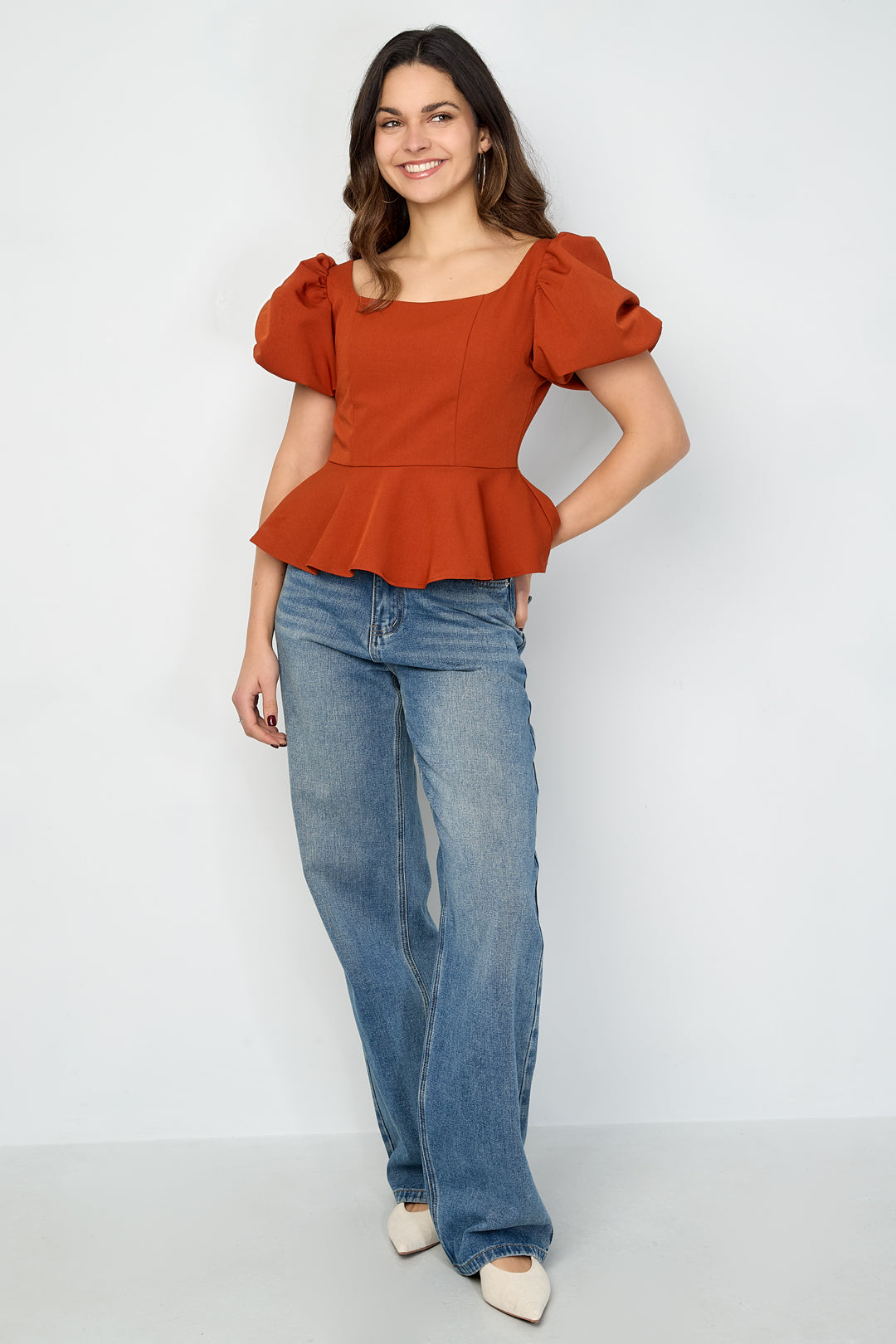 ariana-damen-top-elegant-side-view-fit