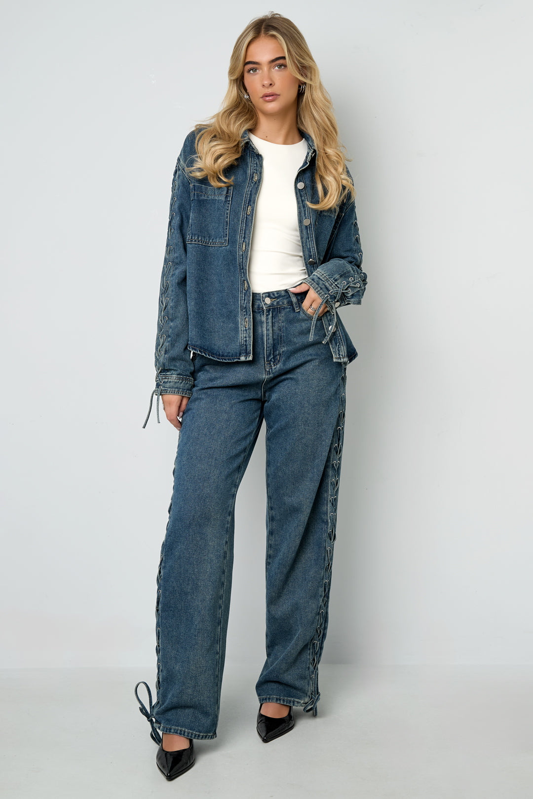 baumwoll-jeansjacke-damen-schnuerung-everyday-style-outfit