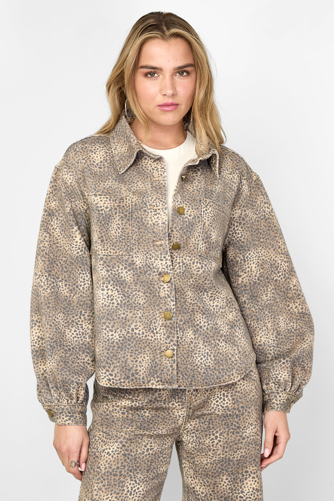 cowgirl-leopardenjeans-damen-street-elegant-back-view