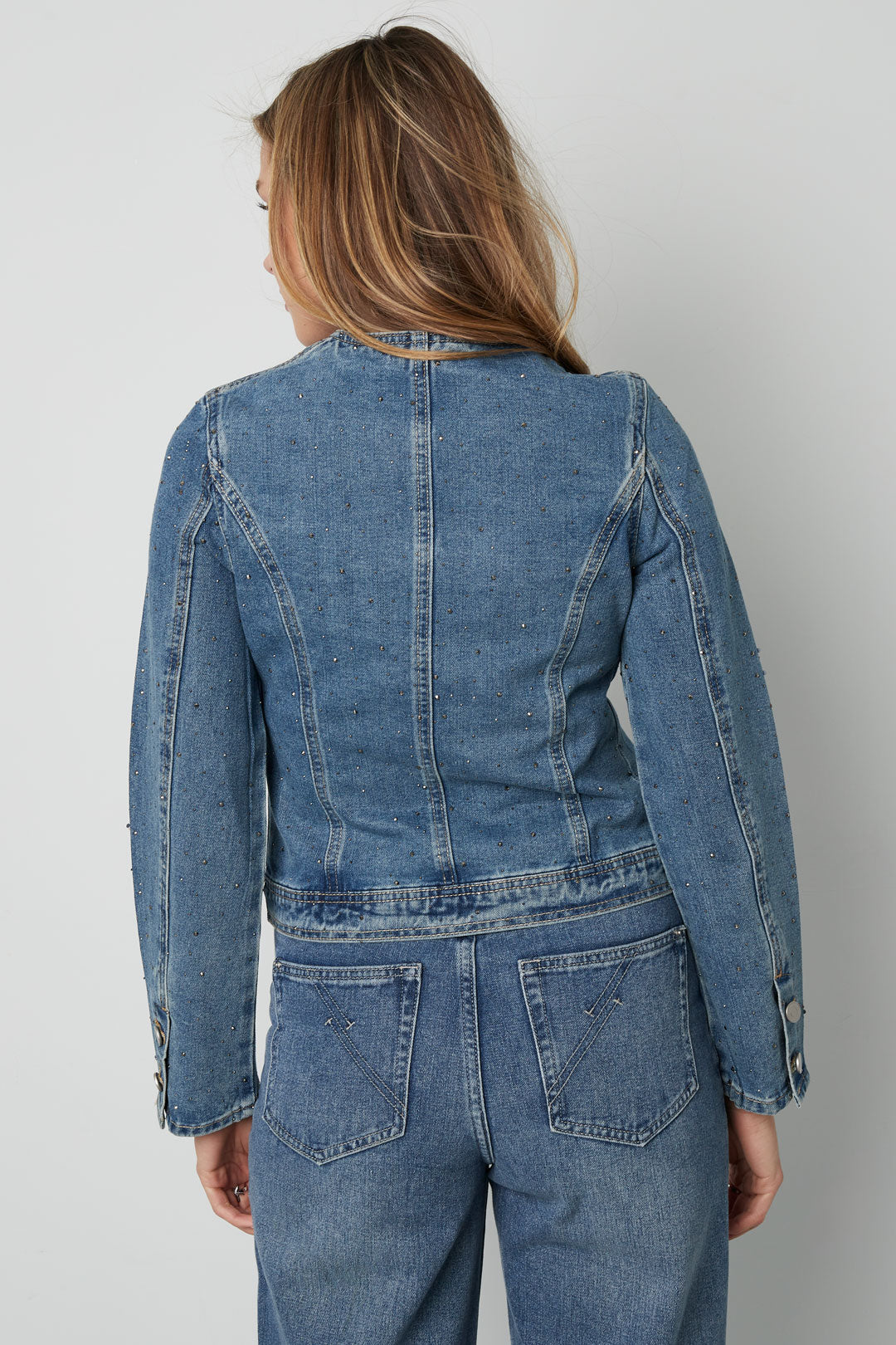 denim-damenjacke-classic-fit-kurz-outfit-styling-idea