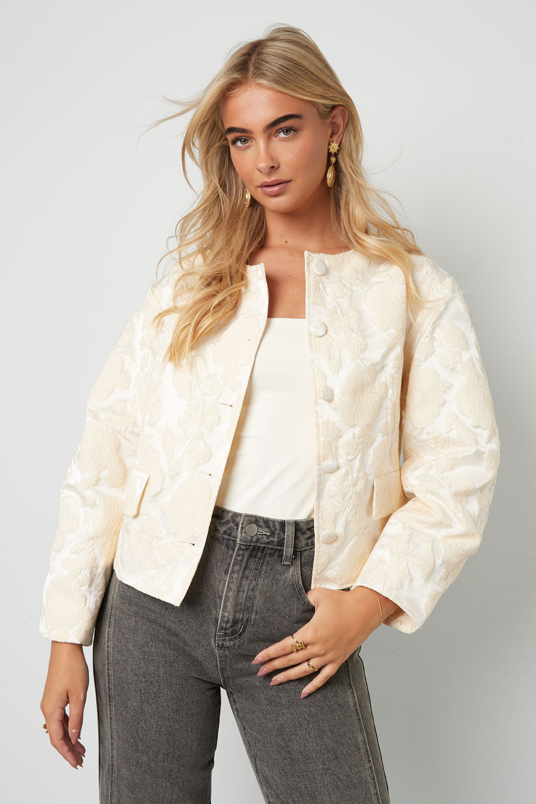 die-ava-jacke-damen-street-elegant-back-view