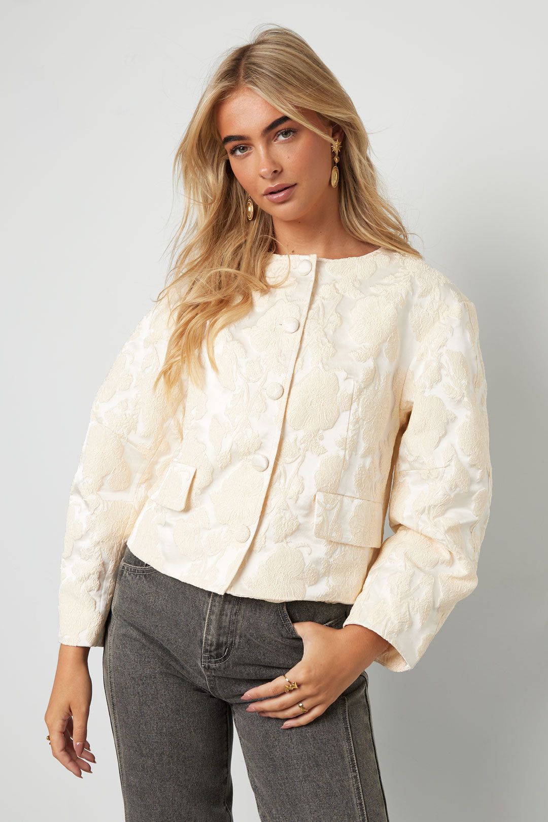 die-ava-jacke-damen-street-elegant-side-view-fit