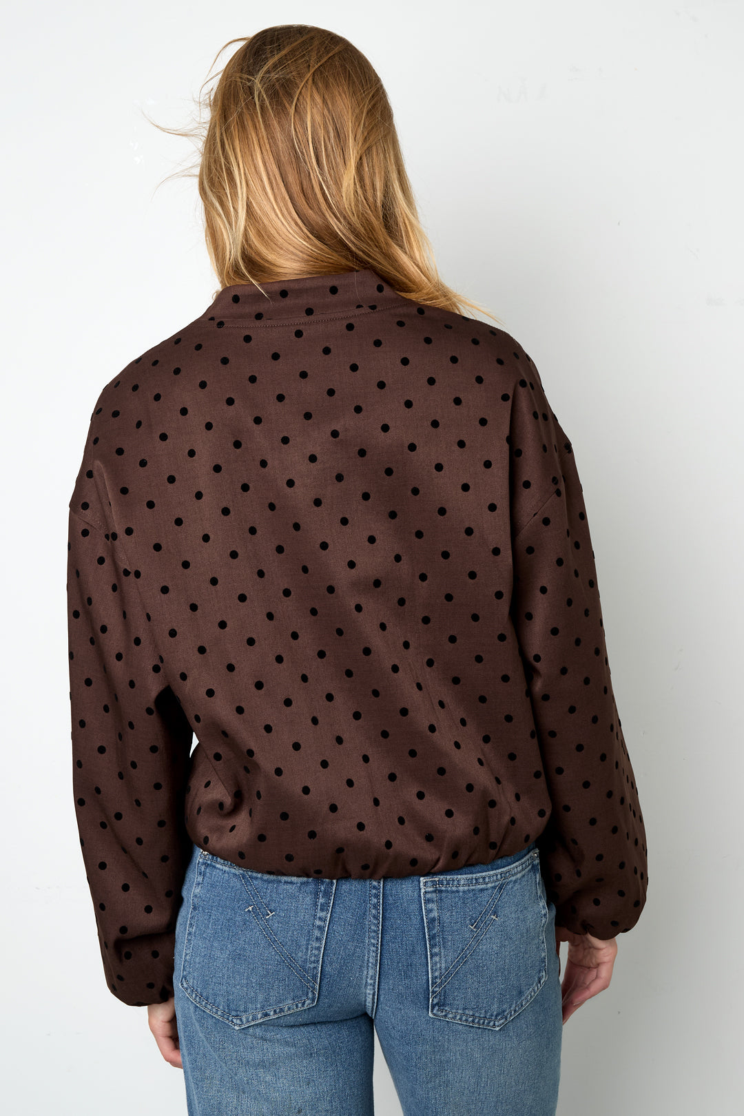 gepunktete-jacke-damen-outfit-styling-idea
