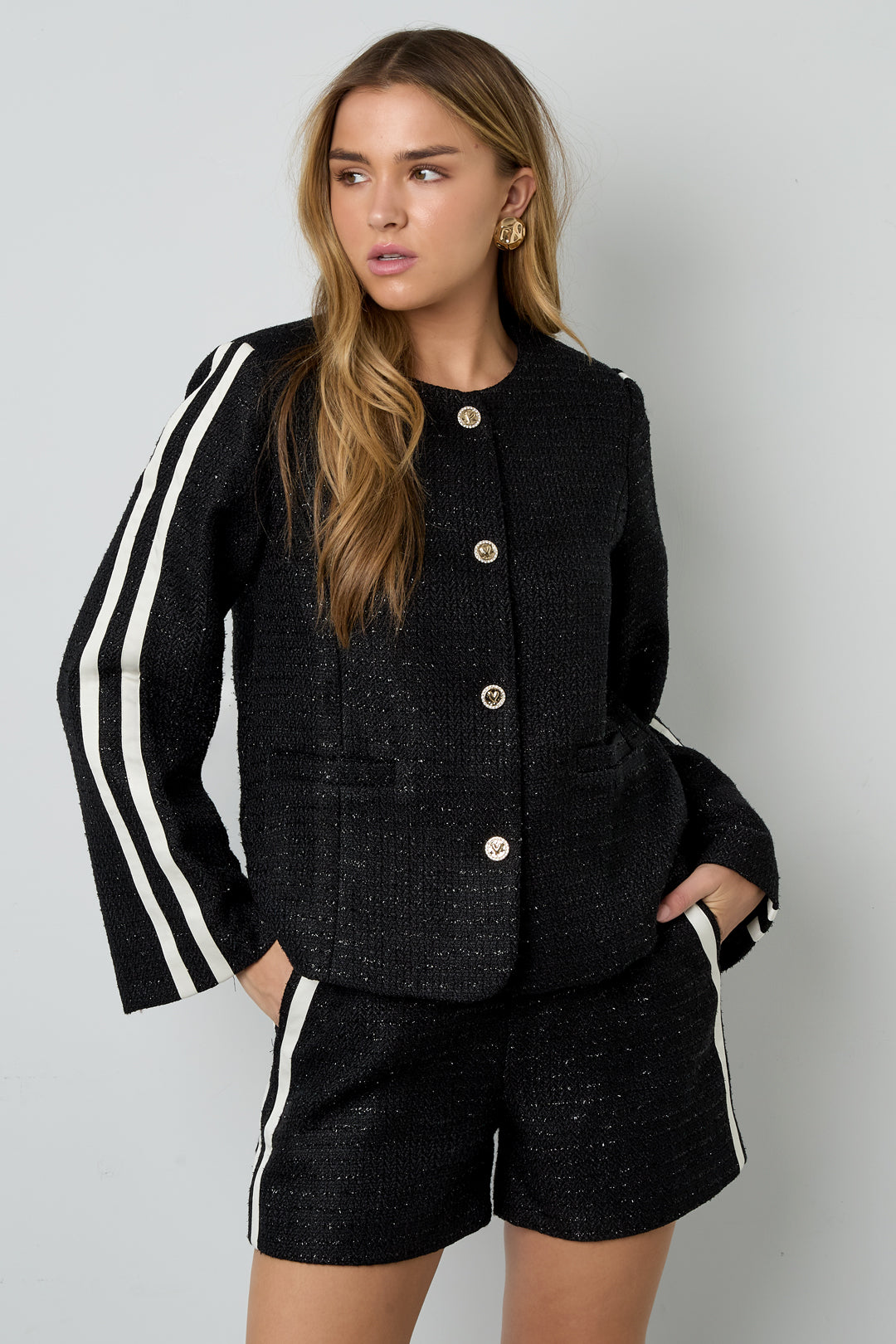 gewebte-karo-damenjacke-elegant-model-wear-style