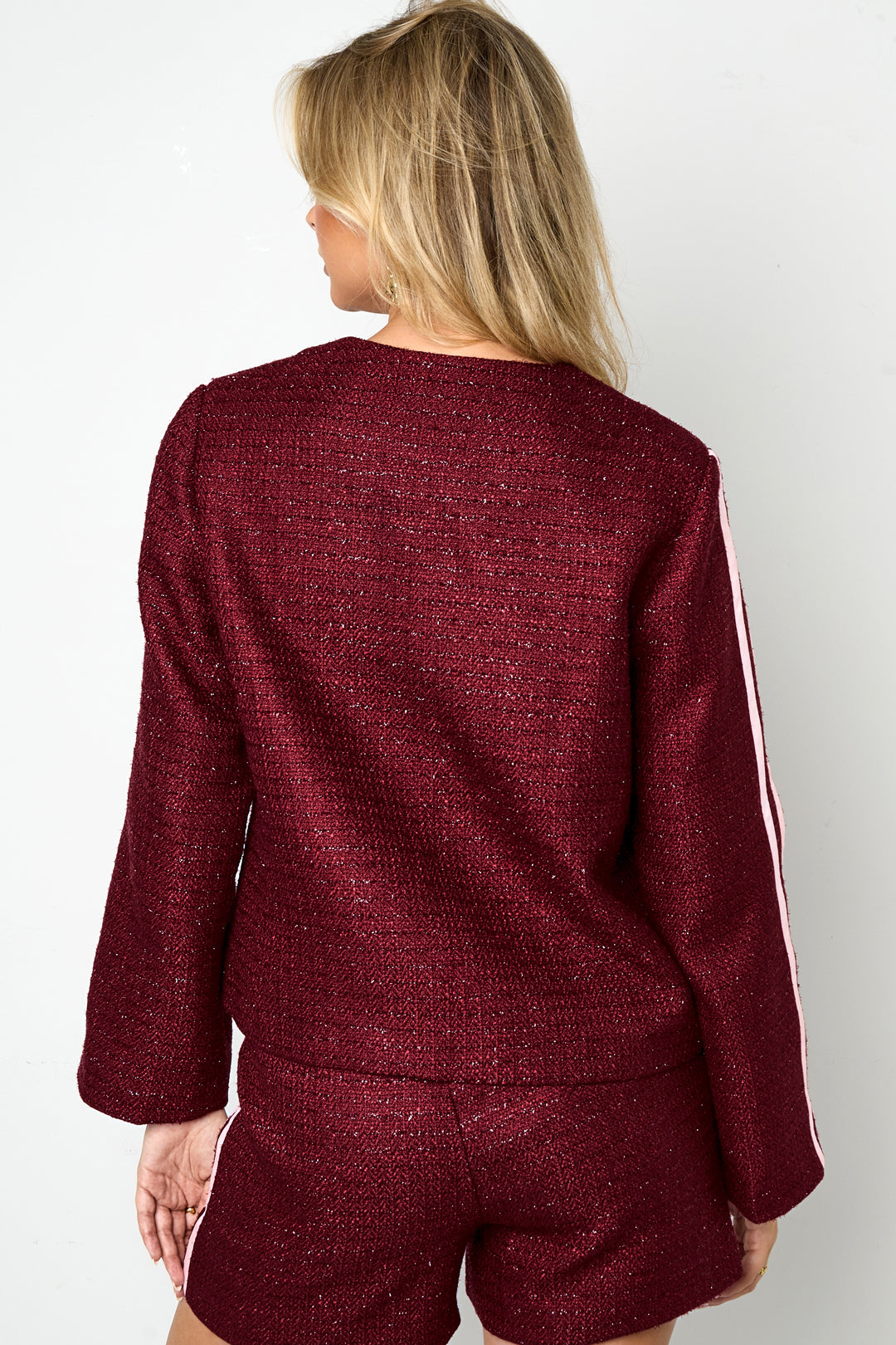 gewebte-karo-damenjacke-elegant-office-style-outfit