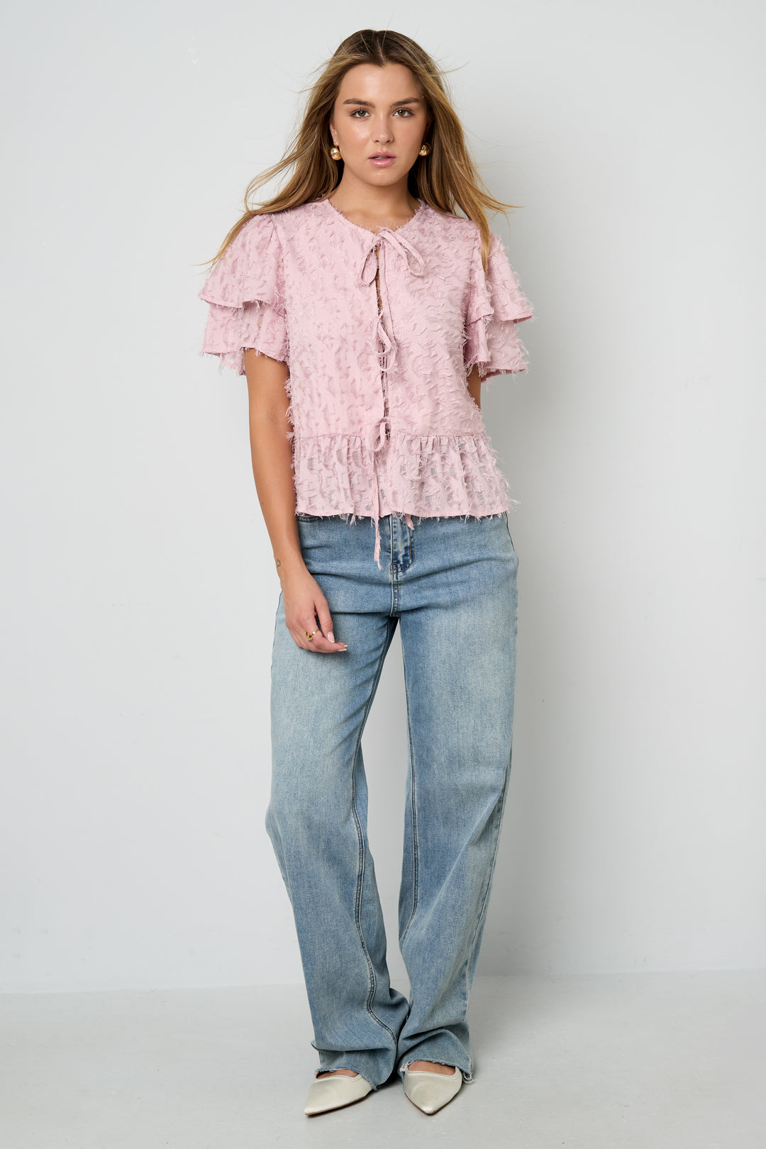 gewebtes-damen-kurzarm-oberteil-einfarbig-elegant-model-wear-style