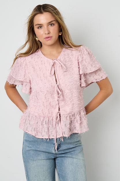 gewebtes-damen-kurzarm-oberteil-einfarbig-elegant-outfit-styling-idea