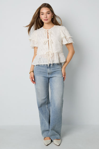 gewebtes-damen-kurzarm-oberteil-einfarbig-elegant-side-view-fit