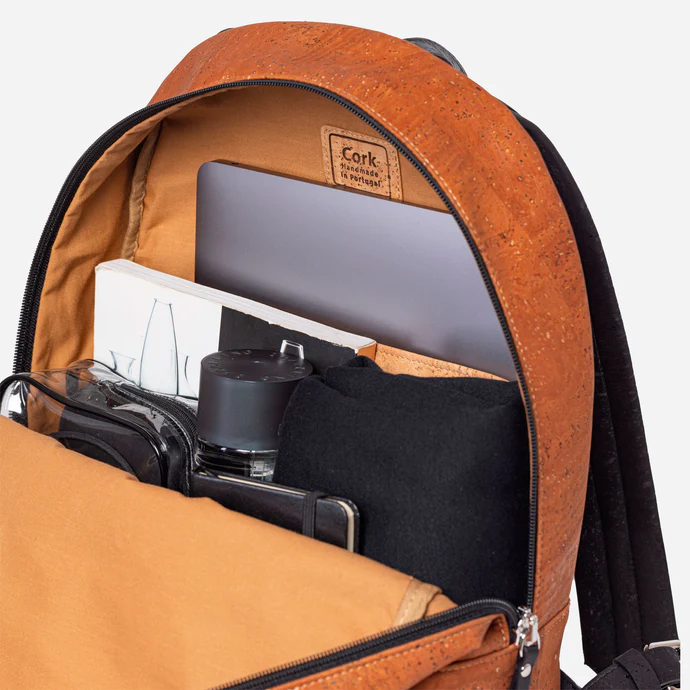 korkrucksack-unisex-lifestyle-look