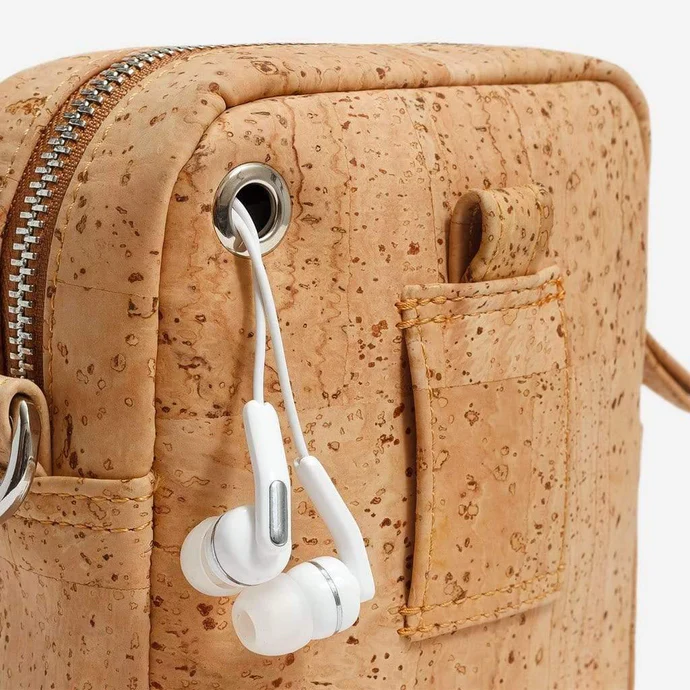 korkrucksack-unisex-vegan-lifestyle-look