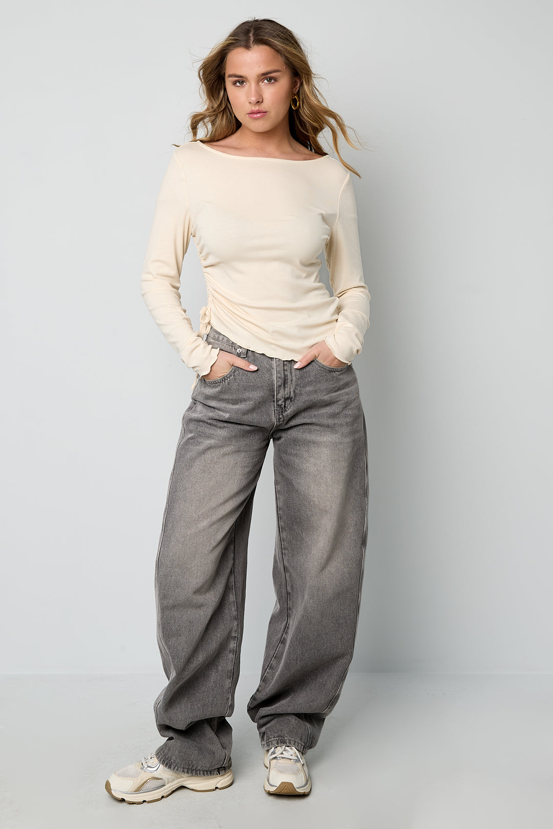 langarmshirt-mit-raffung-damen-elegant-natural-light-photo