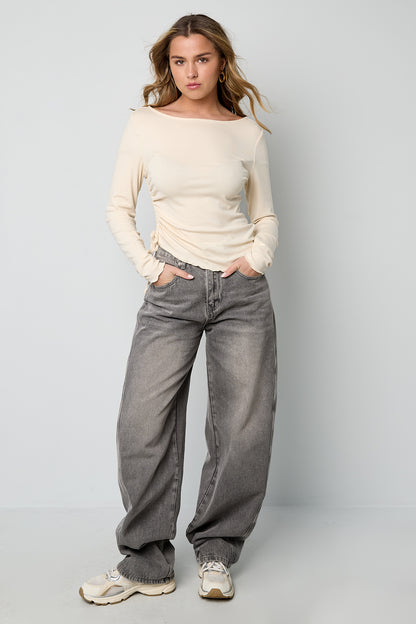 langarmshirt-mit-raffung-damen-elegant-natural-light-photo