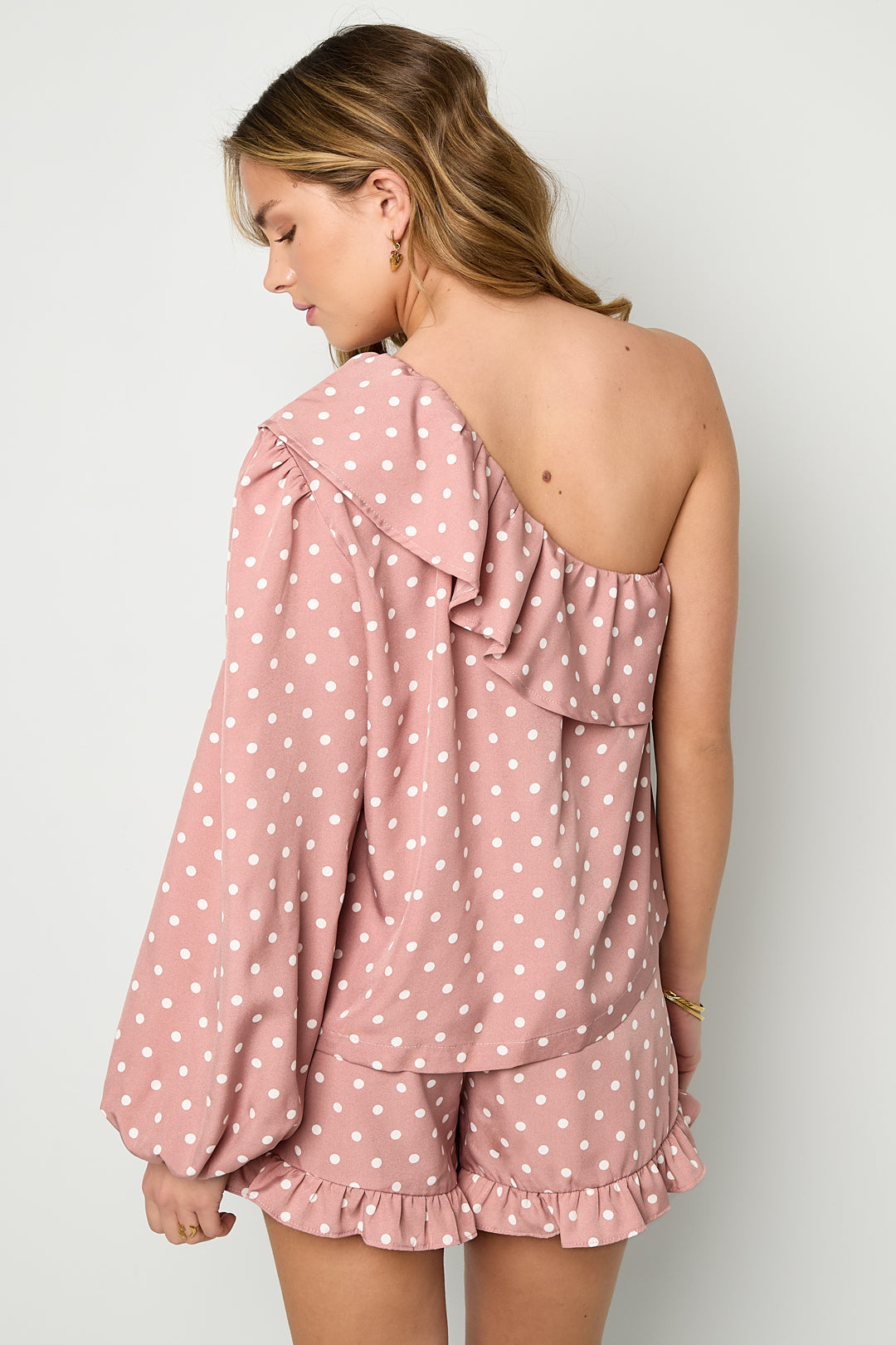 macy-off-shoulder-top-damen-elegant-outfit-styling-idea