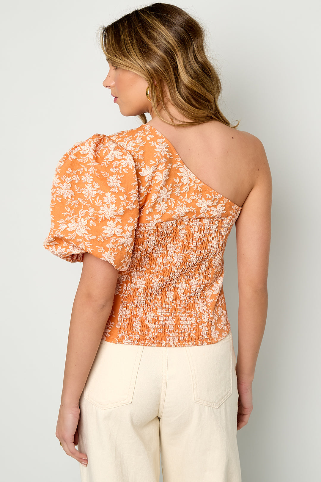 one-shoulder-blumen-top-damen-elegant-close-fabric-detail