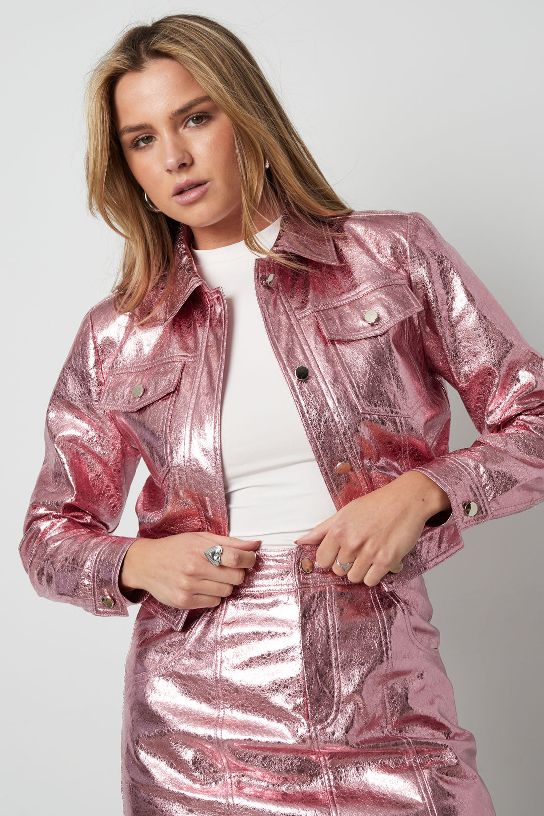 pu-damen-kurzjacke-metallic-glanz-elegant-back-view