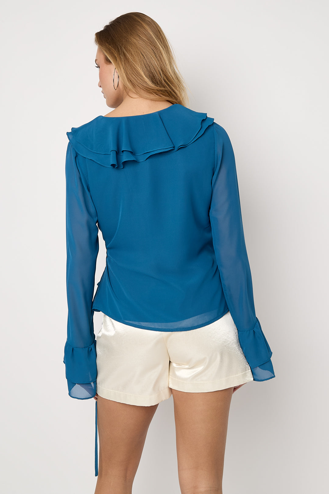 rueschen-langarmshirt-damen-elegant-close-fabric-detail