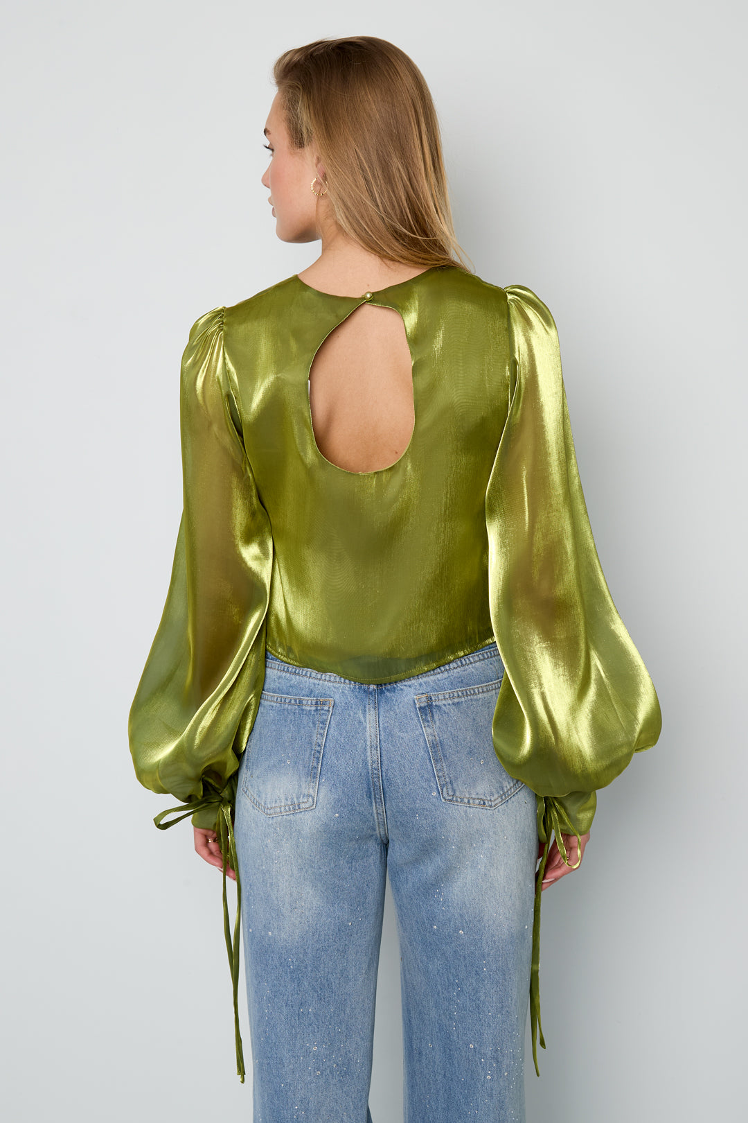 schimmernde-perlenbluse-damen-elegant-fabric-texture-close