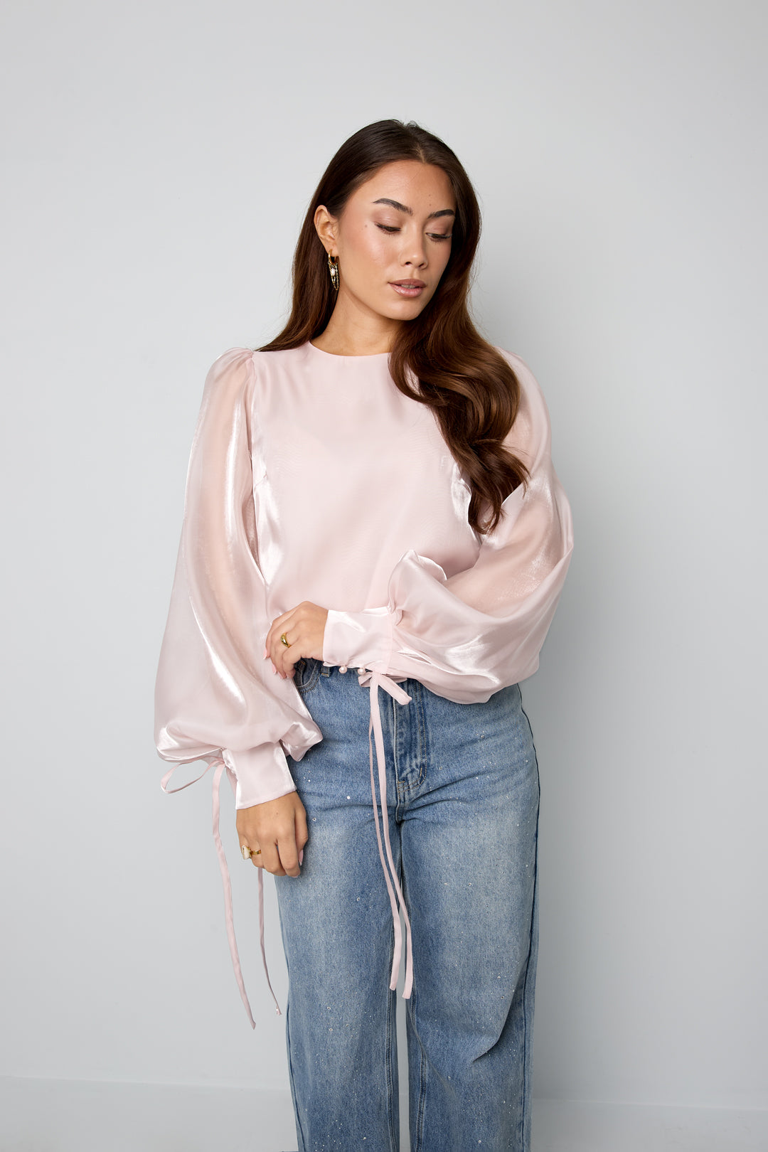 schimmernde-perlenbluse-damen-elegant-side-view-fit