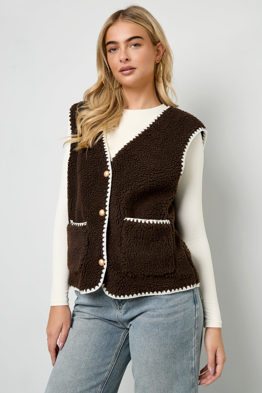 zoe-damen-weste-elegant-close-fabric-detail
