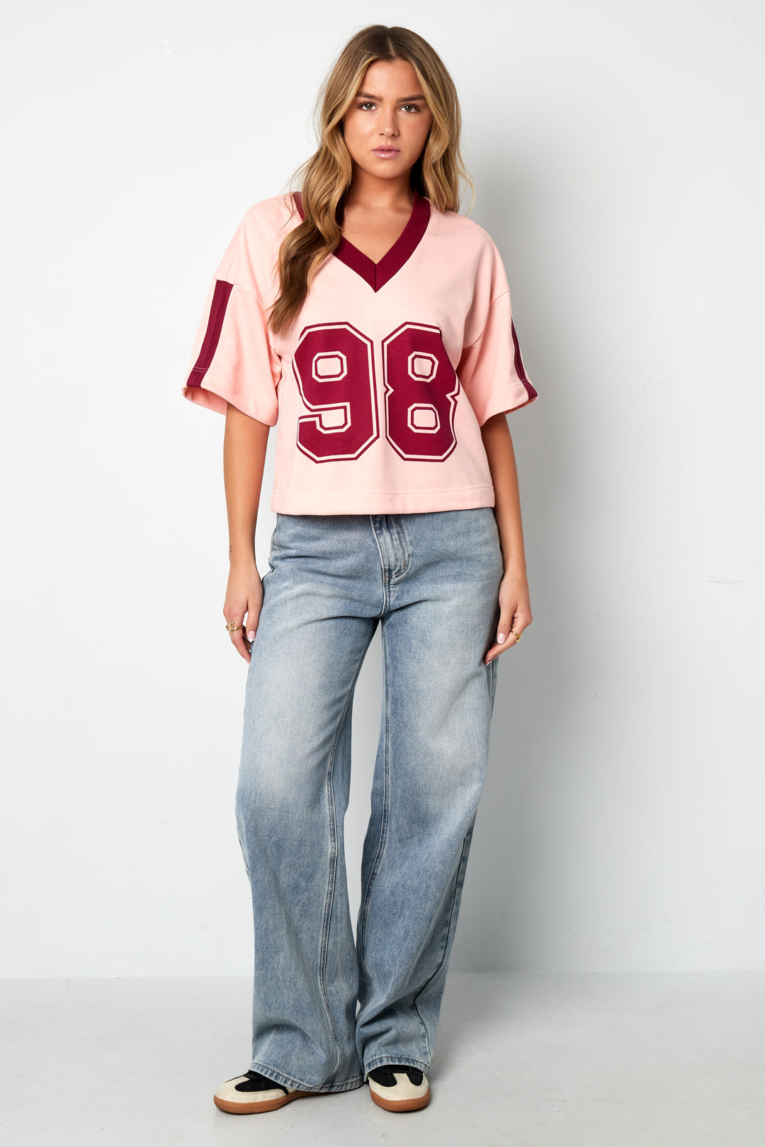 sportliches-v-neck-damen-t-shirt-studioaufnahme