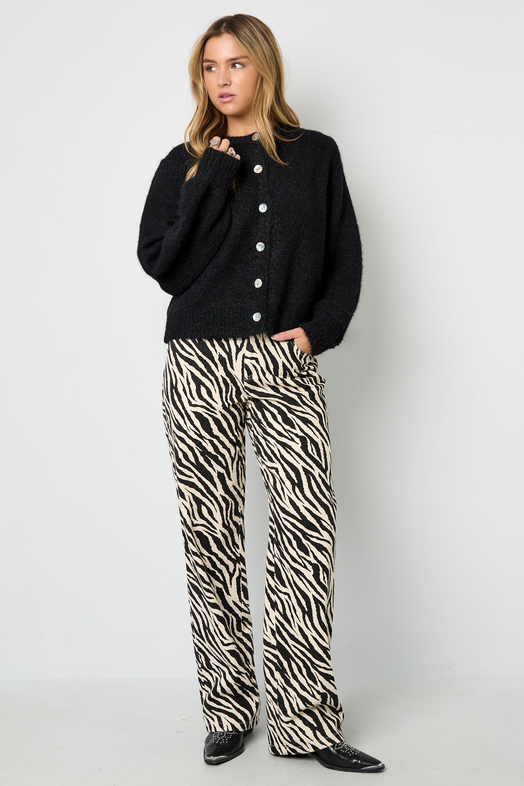 animal-print-hose-damen-am-model