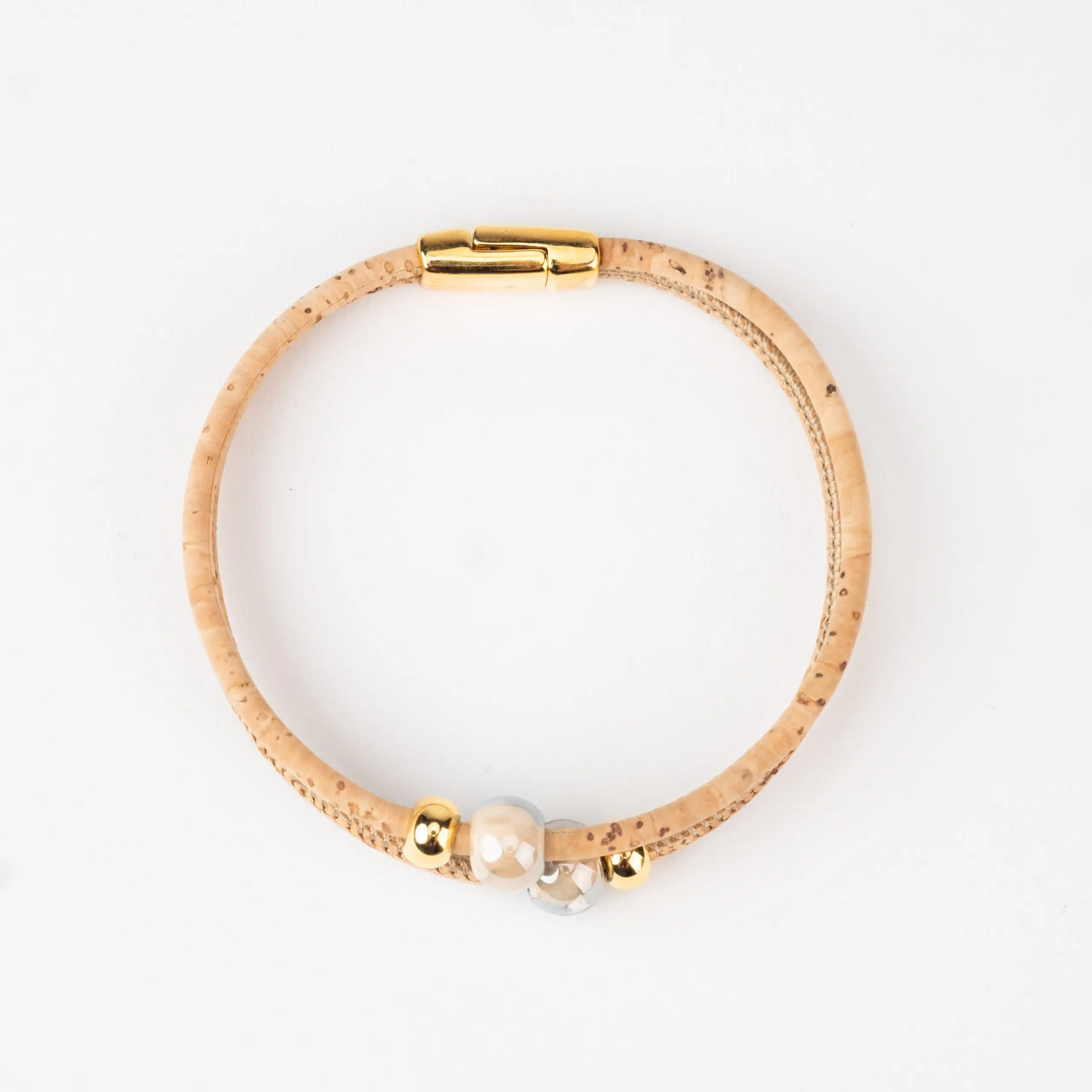 Detailansicht eines Armbands mit blauen Keramikperlen und goldfarbenen Perlen
