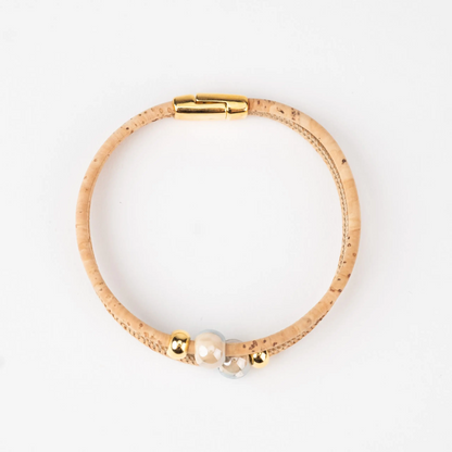 Detailansicht eines Armbands mit blauen Keramikperlen und goldfarbenen Perlen