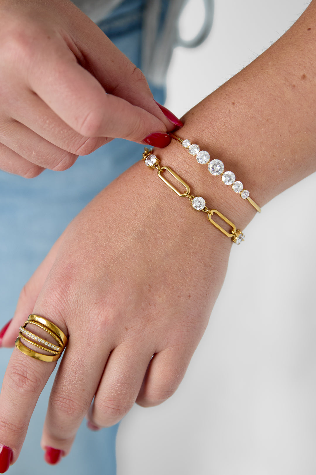 Armreifen aus Edelstahl, schlicht und elegant, aus der Serie „Damenschmuck“.