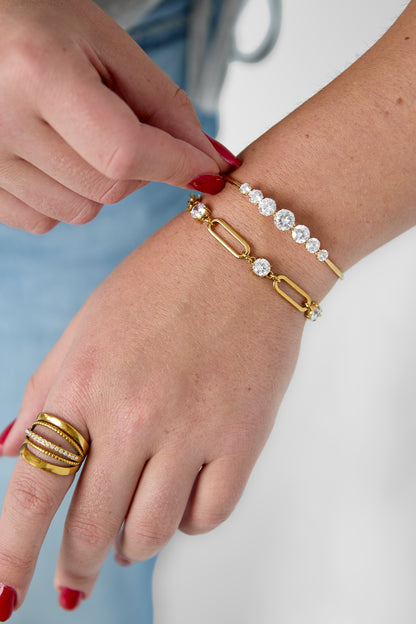 Armreifen aus Edelstahl, schlicht und elegant, aus der Serie „Damenschmuck“.