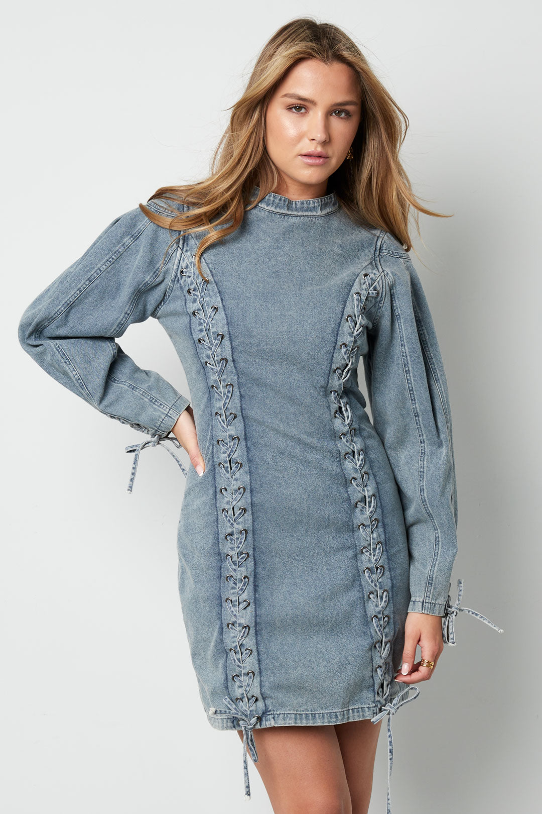 baumwollkleid-mit-bindeguertel-vorderansicht