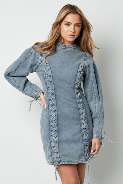 baumwollkleid-mit-bindeguertel-vorderansicht