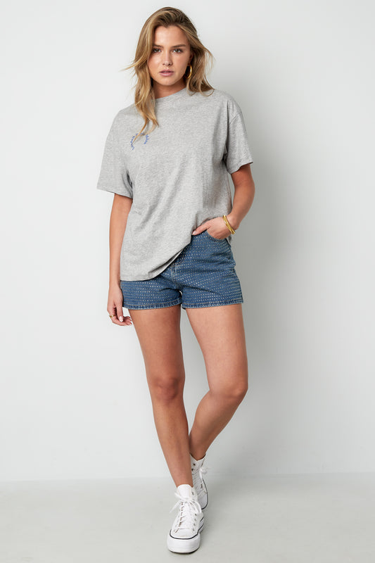 baumwolle-damen-t-shirt-am-model-mit-letter-print