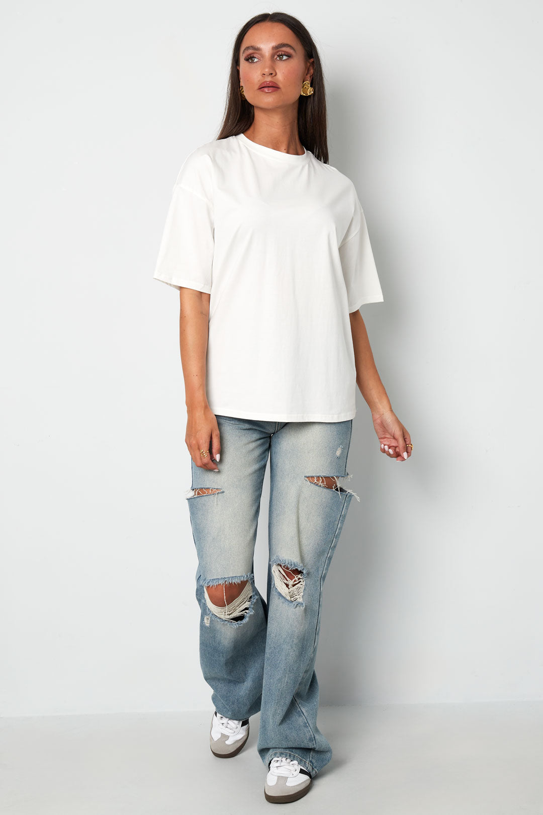 bequemes-damen-t-shirt-outfit-inspiration