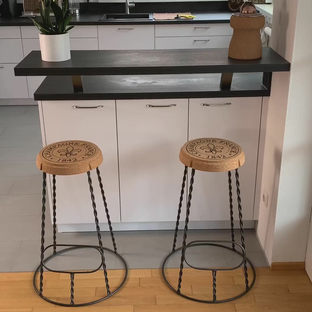 verKORKst Premium Champagner Barhocker aus Kork und Metall  Individualisierbar  stapelbar  Muselet Design  Bar Stool  Made in Portugal