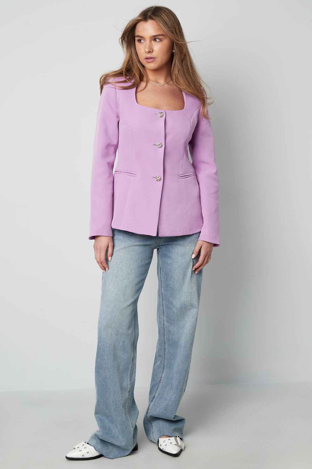 blazer-mit-quadratischem-ausschnitt-detailaufnahme