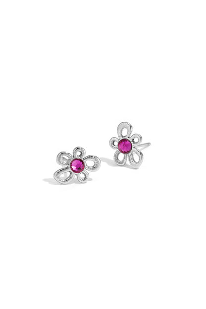 Damen trägt blumenförmige Ohrstecker mit Steindetails im Alltag