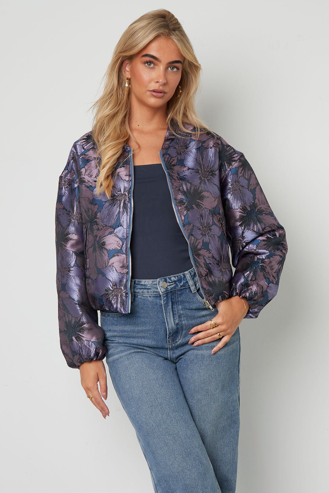 blumenmuster-bomberjacke-damen-leicht-streetwear-fashion-look