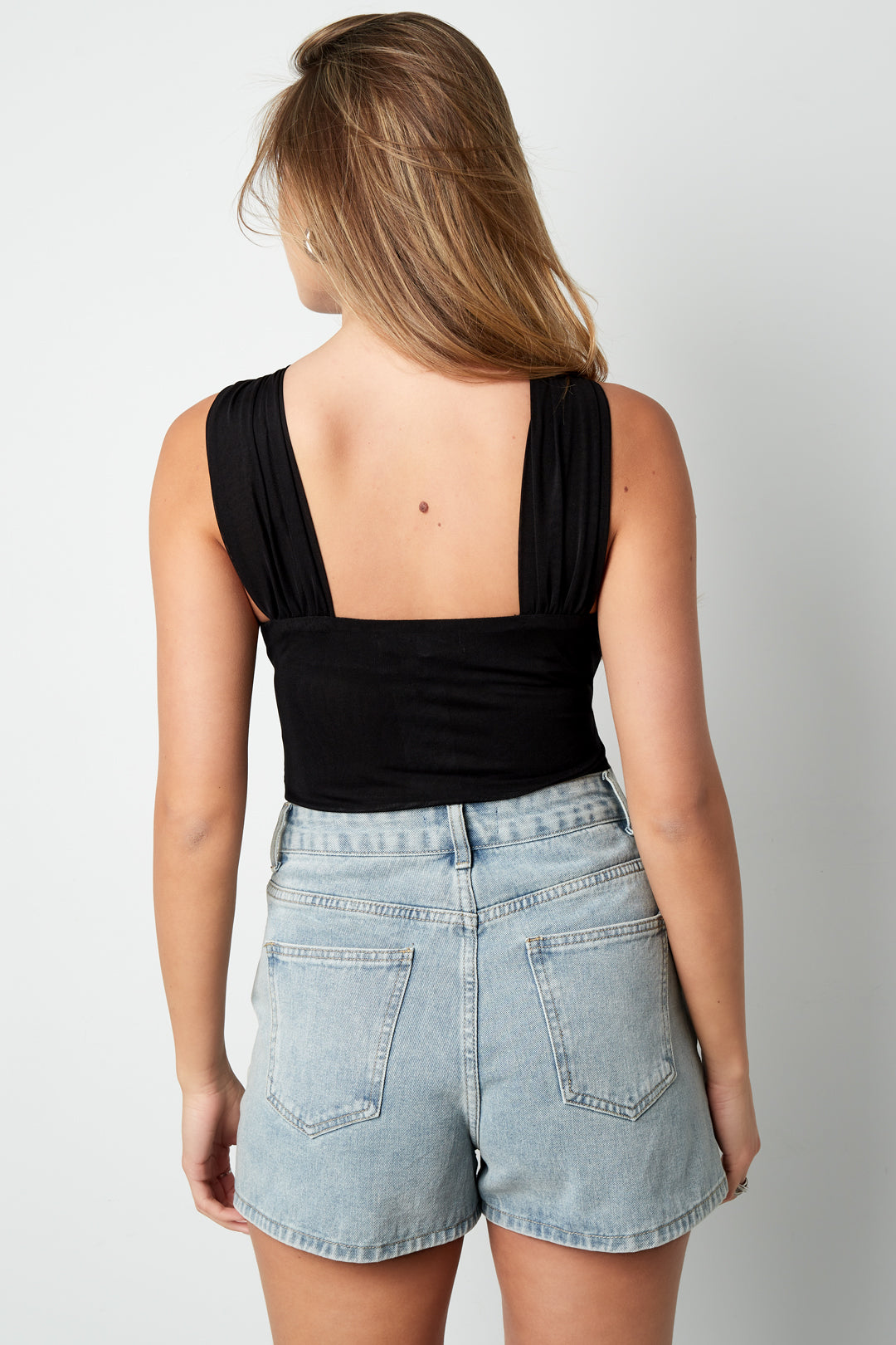 ein-schulter-bodysuit-studioaufnahme