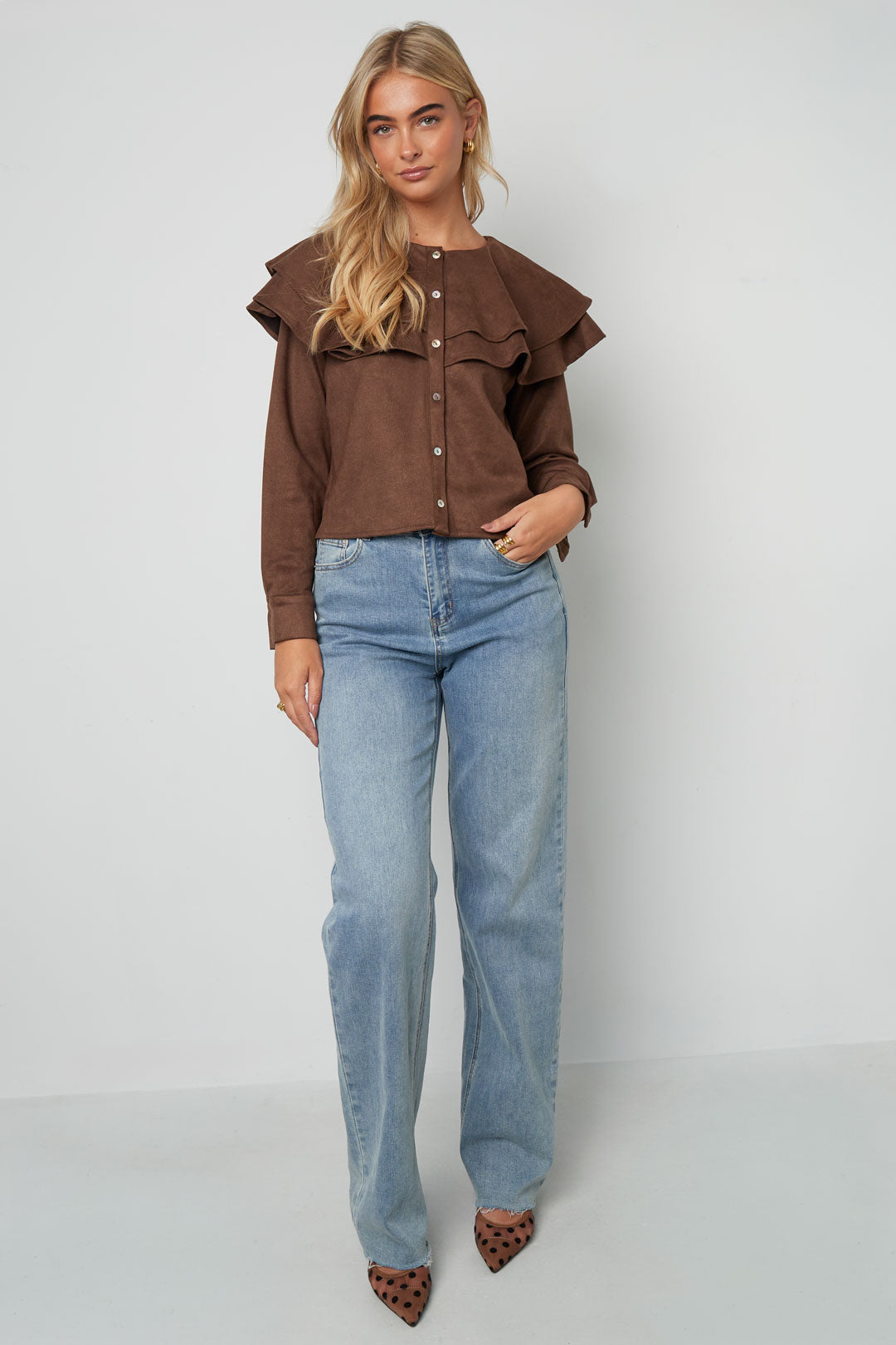 elegante-rueschenbluse-studioaufnahme