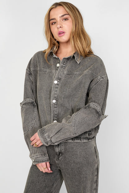 casual-jeansjacke-damen-am-model
