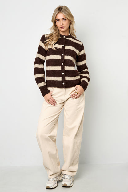 casual-streifen-cardigan-damen-am-model