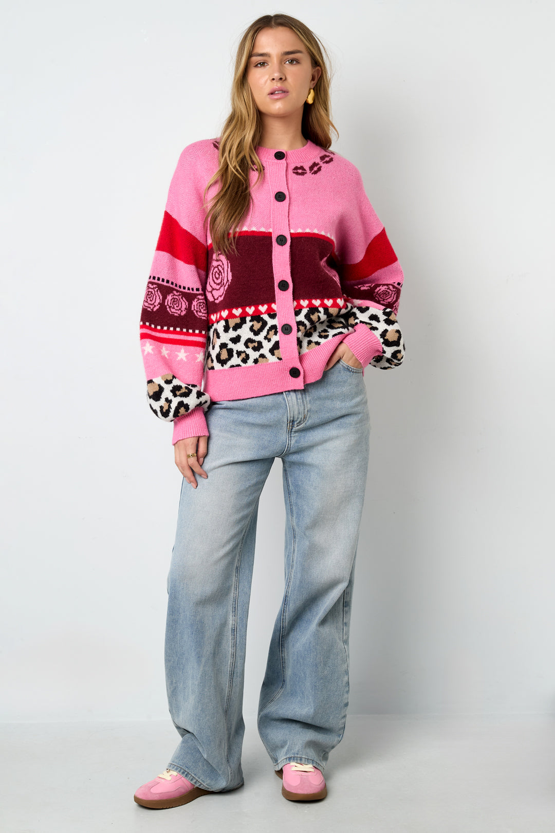 casual-strickjacke-damen-floral-print-leicht-modern-outfit