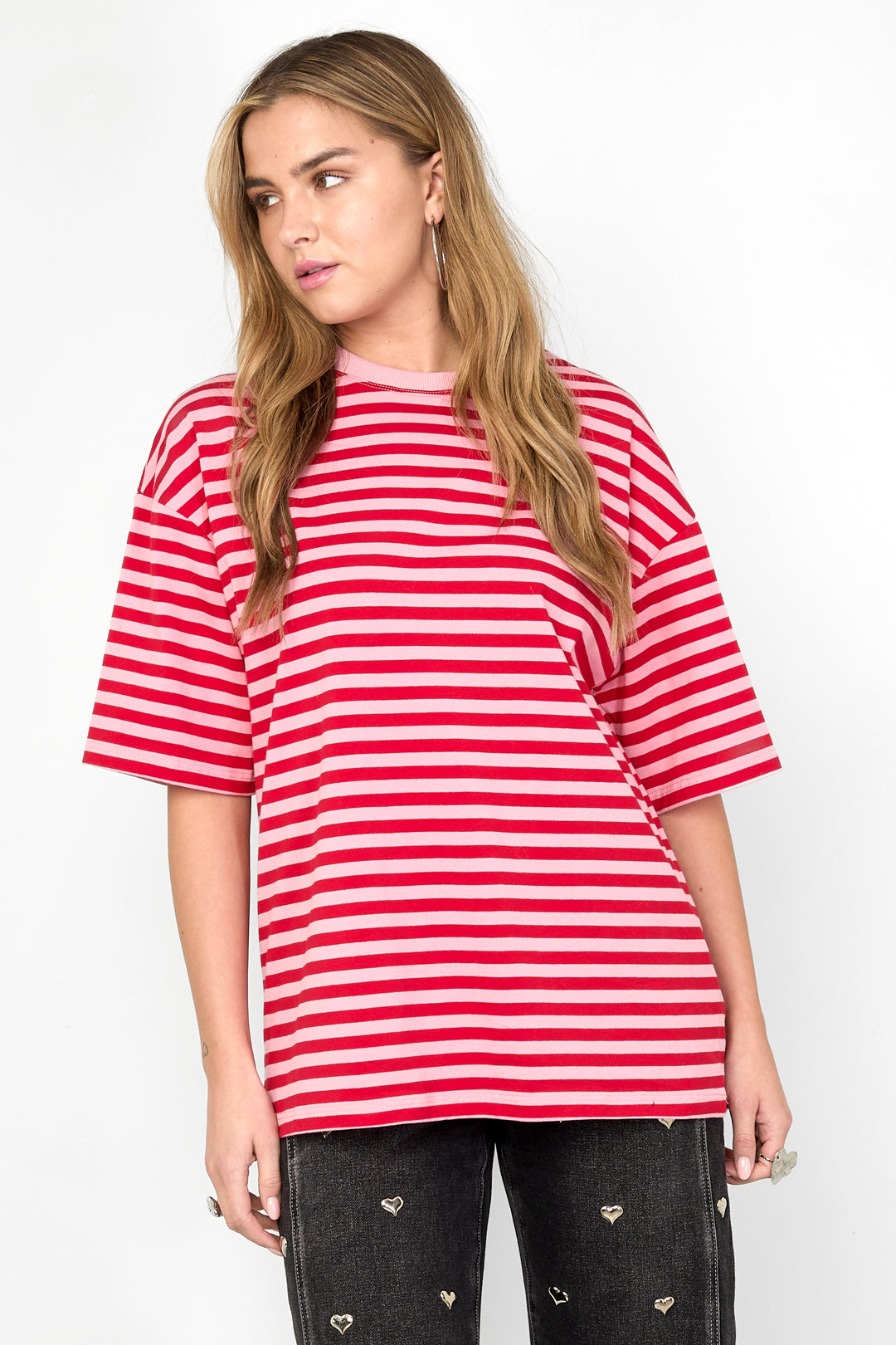 casual-bunt-gestreiftes-damen-tshirt-outfit