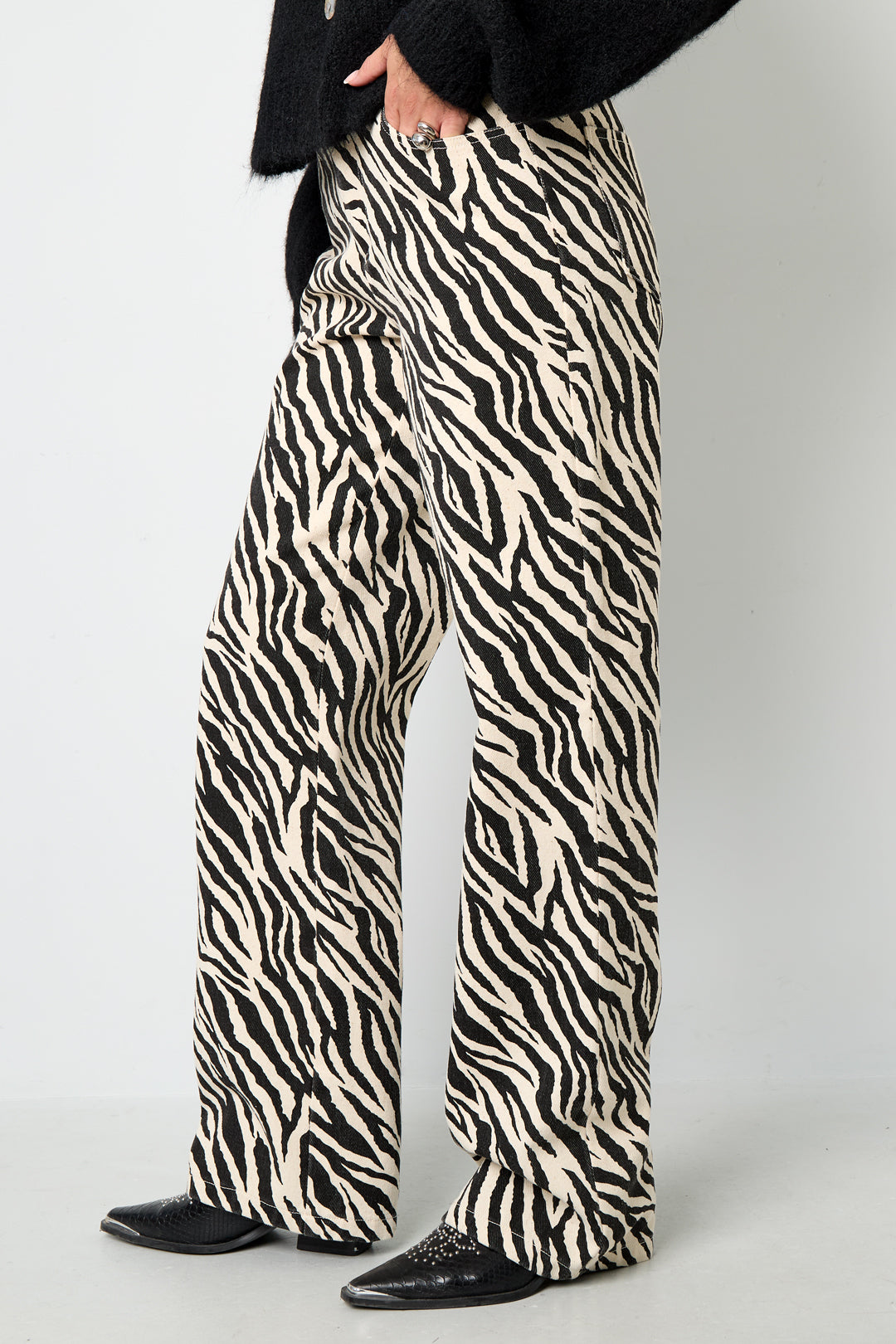 casual-zebra-hose-damen-outfit